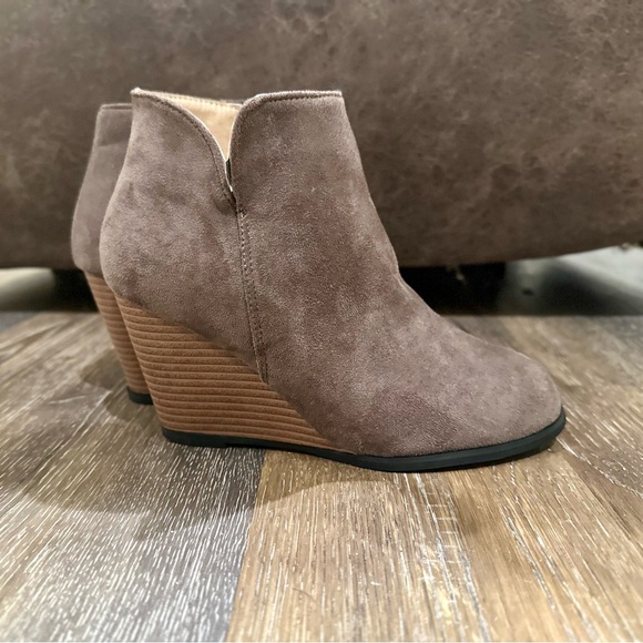 NWOB Taupe Wedge Bootie - Size 37 (Women’s 6-6.5) - Picture 1 of 7